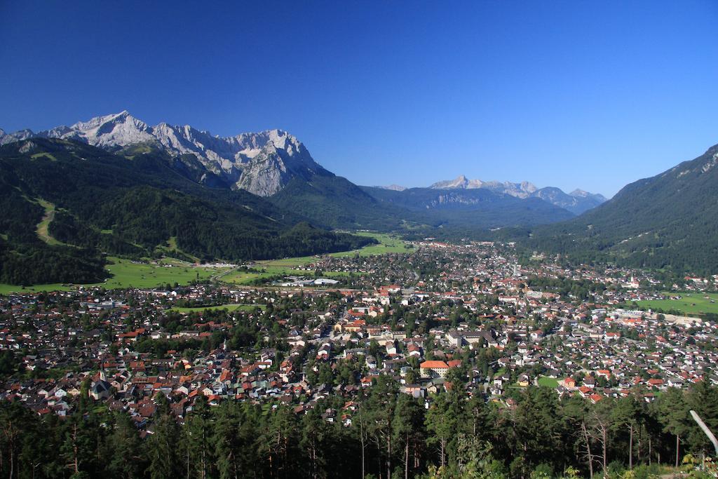 Gaestehaus U Ferienwohnungen Veronika Incl Fruehstuecksbuffet Und Koenigscard Mit 200 Kostenlosen Attraktionen Унтераммергау Номер фото