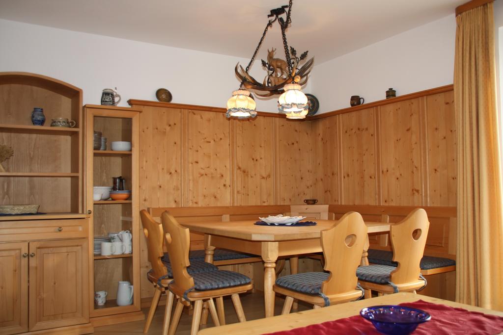 Gaestehaus U Ferienwohnungen Veronika Incl Fruehstuecksbuffet Und Koenigscard Mit 200 Kostenlosen Attraktionen Унтераммергау Номер фото