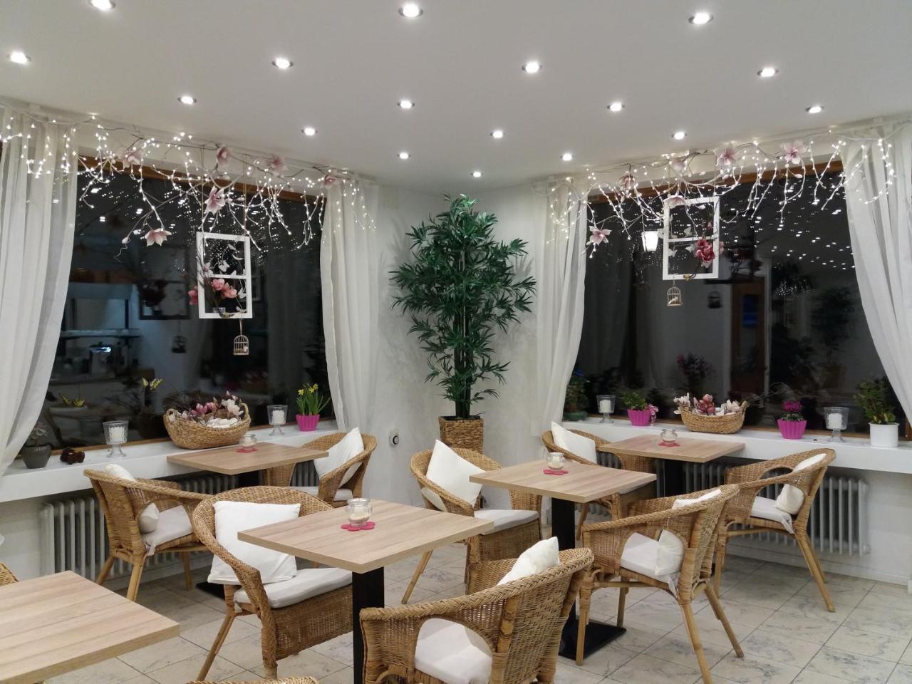 Gaestehaus U Ferienwohnungen Veronika Incl Fruehstuecksbuffet Und Koenigscard Mit 200 Kostenlosen Attraktionen Унтераммергау Экстерьер фото